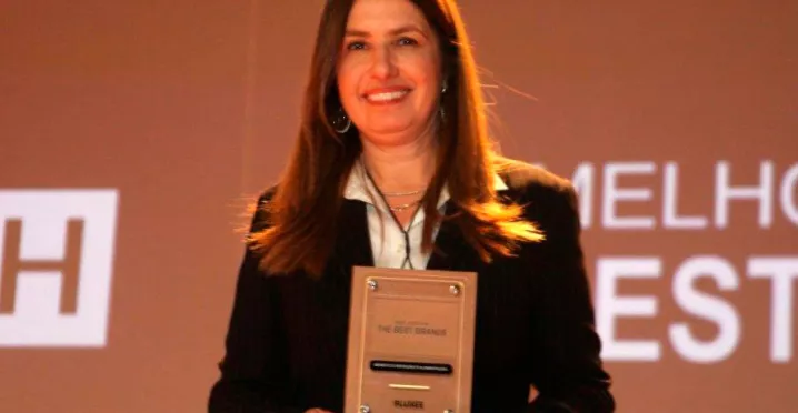 Fabiana Galetou recebeu o prêmio para Pluxee, a nova marca da Sodexo Benefícios e Incentivos