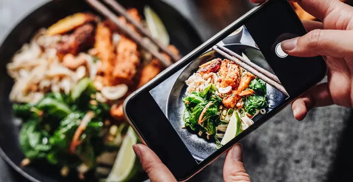 Boas fotos dos pratos do restaurante usando celular