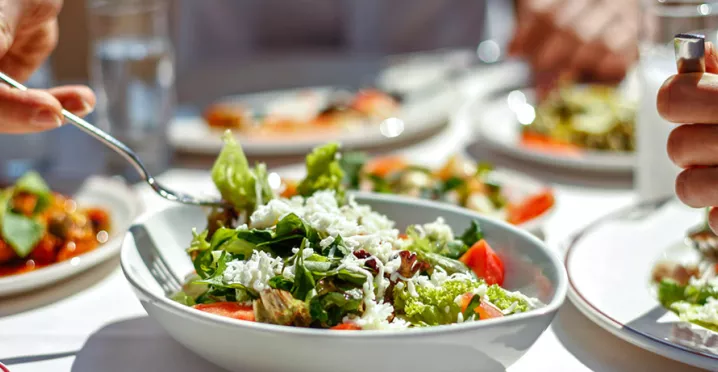 Entenda a diferença entre o vale-alimentação e o vale-refeição