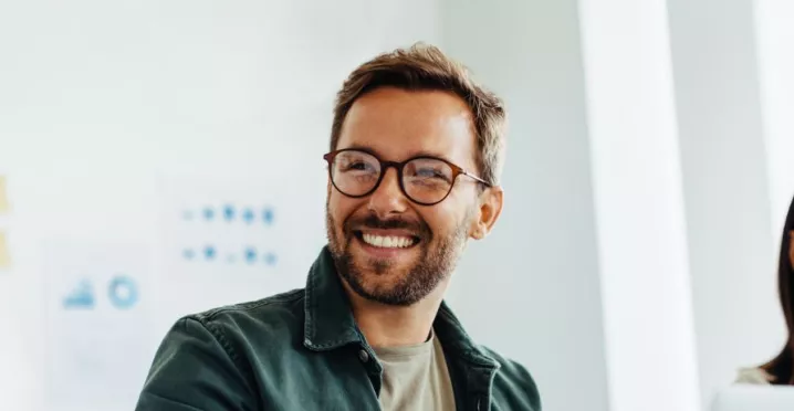 Infográfico sobre como a felicidade no trabalho impacta a criatividade dos colaboradores