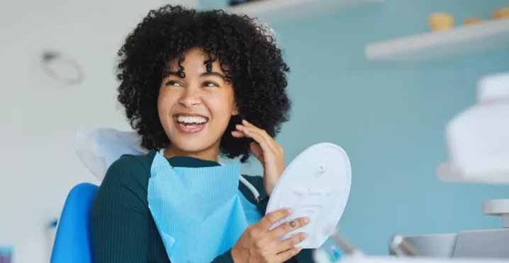Com um plano odontológico, seu colaborador encontra o dentista mais próximo para fazer tratamentos e ter mais saúde.