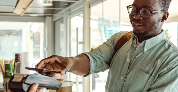 Faça pagamento por aproximação usando os cartões de benefícios da Pluxee no Apple Pay