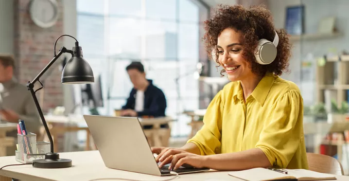 Mulher faz a gestão dos benefícios dos funcionários no computador da empresa