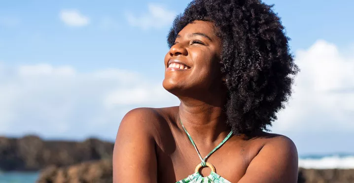 Mulher descansa na praia durante suas merecidas férias do trabalho