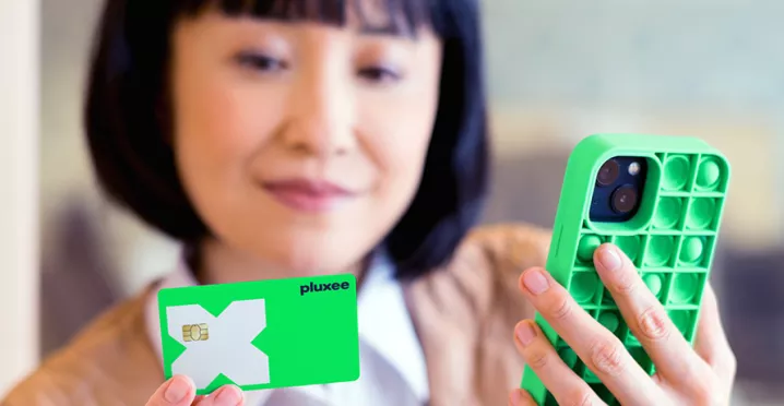 Mulher usa o cartão da Pluxee, empresa alinhada às pautas ESG - Environmental, Social, and Governance
