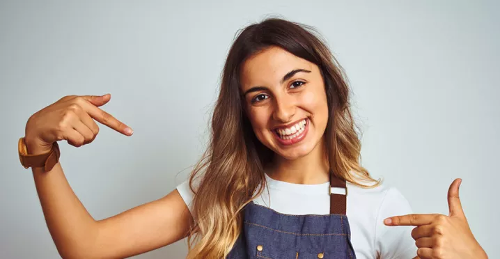 Jovem comemora seu primeiro emprego. Ela vai receber vale-alimentação mesmo sem ter conta bancária