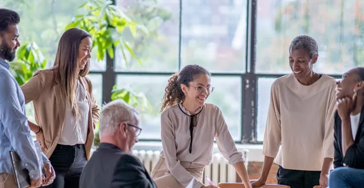 Grupo termina reunião de trabalho conversando sobre suas expectativas para o futuro
