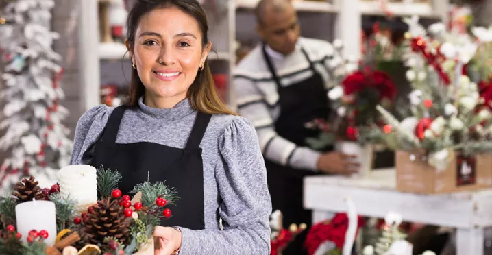 Comerciante prepara sua loja para o Natal. Veja nossas dicas para aproveitar datas comemorativas