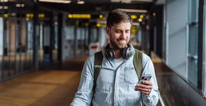 Colaborador faz curso online enquanto se prepara para uma viagem de negócios