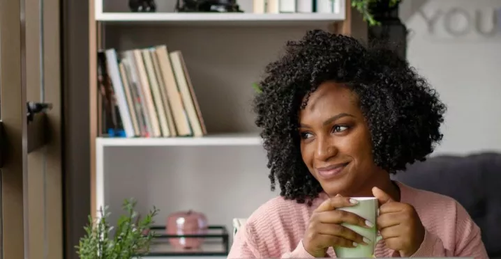 Mulher se sente melhor depois de uma sessão com psicólogo oferecida pela sua empresa