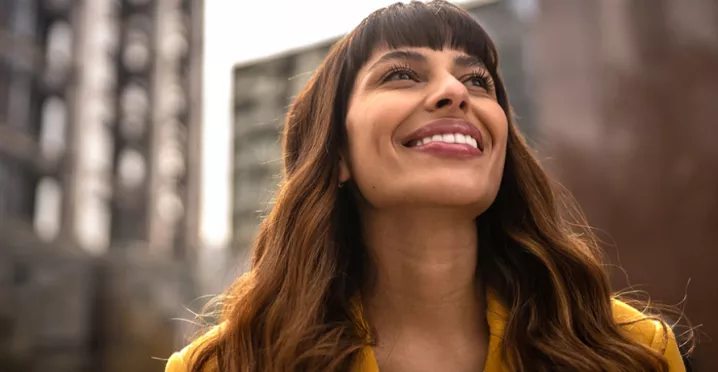 Mulher empreendedora fica feliz em pensar em todas as possibilidades que ela tem pela frente