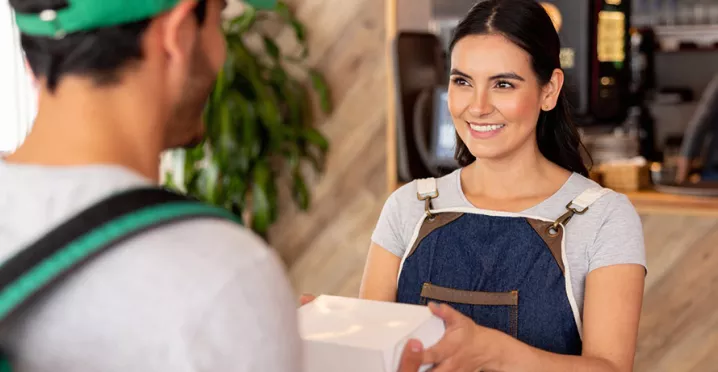 Empreendedora entrega mais uma refeição que será entregue pelo delivery