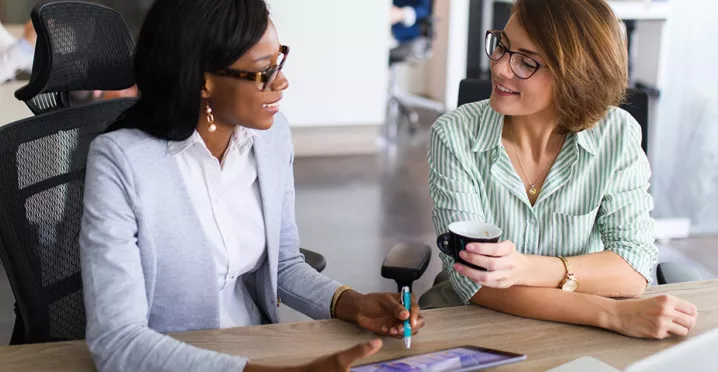 Duas profissionais de RH conversam sobre a operação de comunicação interna da companhia