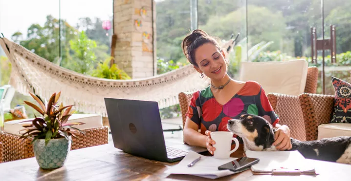 Jovem profissional trabalha de cada porque mudou para uma empresa mais flexível