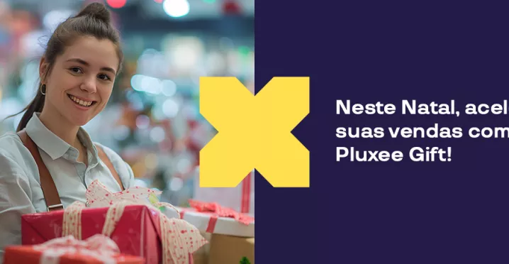 Balconista de loja trabalha nos preparativos para o Natal