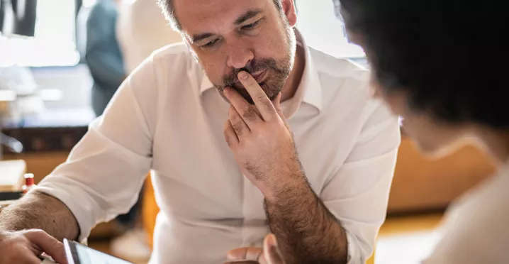 Colegas do RH trabalham em um processo de demissão por justa causa