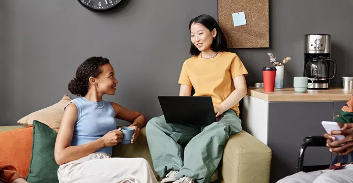 Profissionais de diferentes origens trabalham juntos em um espaço compartilhado