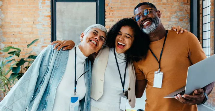 Foto mostra colegas de trabalho felizes durante um dia na empresa