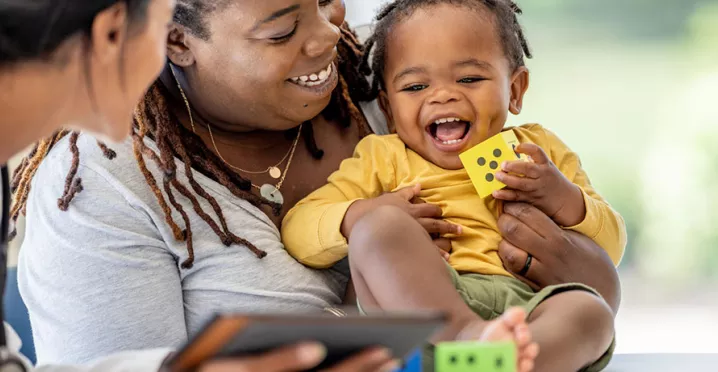 Mãe leva filho ao pediatra usando o plano de saúde da empresa