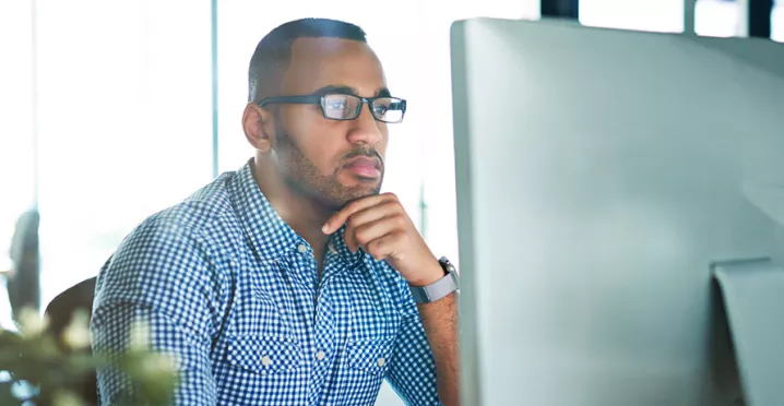 Foto mostra empresário concentrado na tela do computador