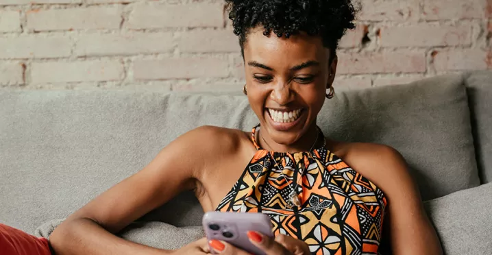 Foto mostra jovem utilizando recursos de Inteligência Artificial no seu smartphone