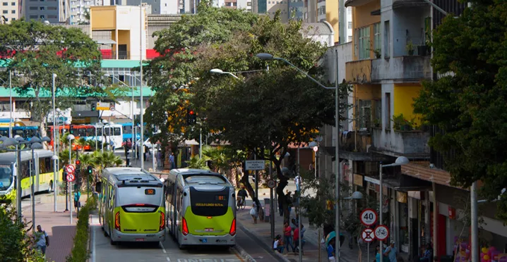 Foto mostra movimentação de ônibus na cidade de Belo Horizonte