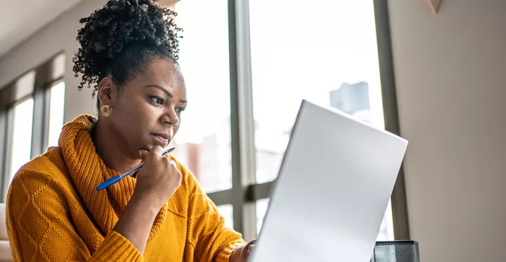 Profissional de RH analisa a rescisão de um contrato no seu computador