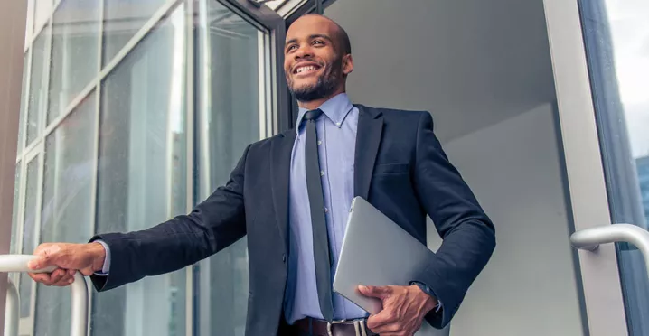Jovem executivo sai feliz do escritório para curtir sua short friday