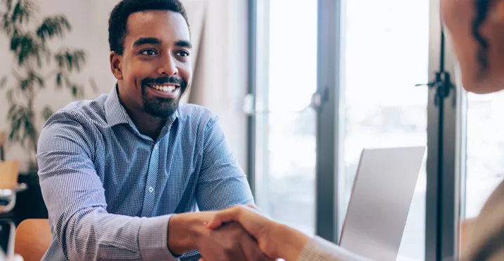 Profissional em busca de um emprego cumprimenta sua entrevistadora