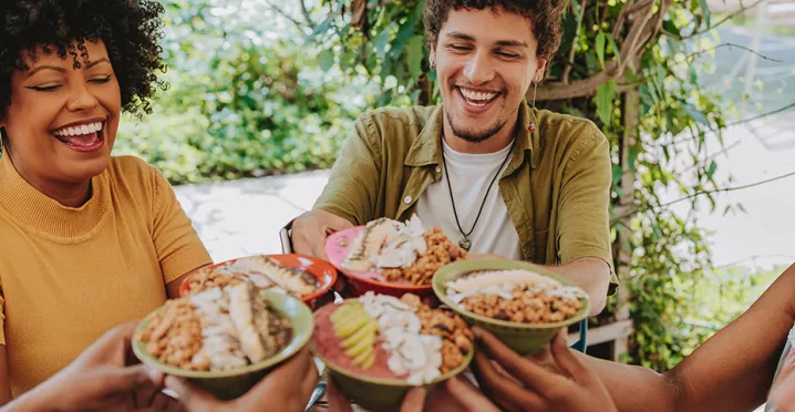 Amigos do trabalho se divertem durante um almoço de comida saudável