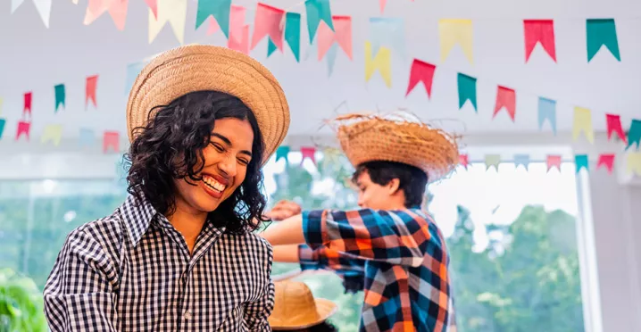 Grupo de colegas de trabalho brinca na festa justa da empresa