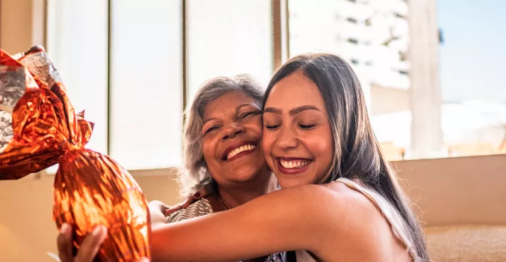 Mãe e filha se abraçam durante a comemoração de Páscoa