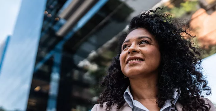 Empresária sorri olhando para o céu