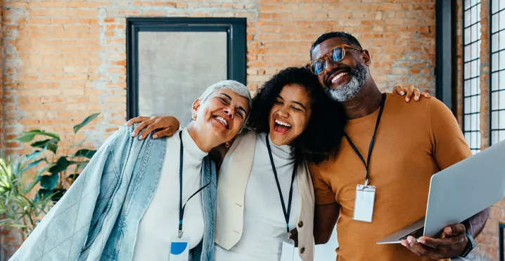 3 colegas de trabalho celebram um encontro feliz durante o expediente