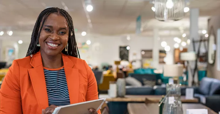 Gerente de loja de móveis sorri para a câmera