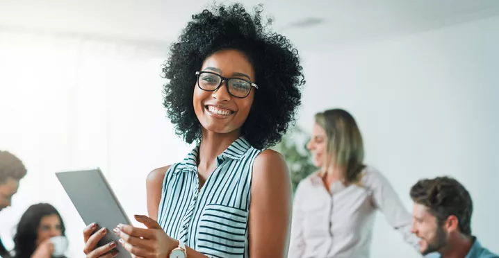 Gerente sai feliz de uma reunião com sua equipe