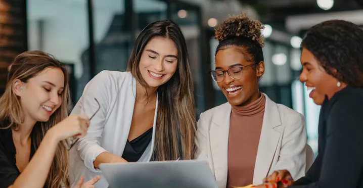 Quatro mulheres fazem uma reunião juntas no escritório