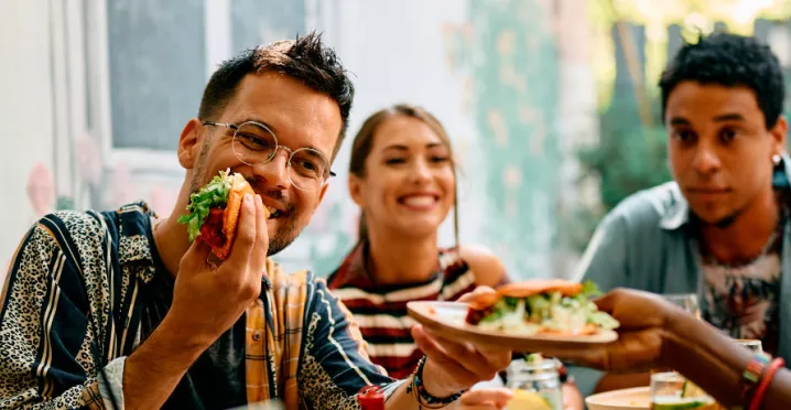 Grupo de amigos faz uma reunião saudável no intervalo do trabalho
