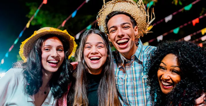Amigos se divertem em uma festa junina