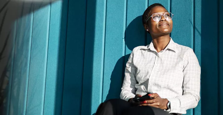 Jovem profissional descansa durante uma pausa no dia de trabalho