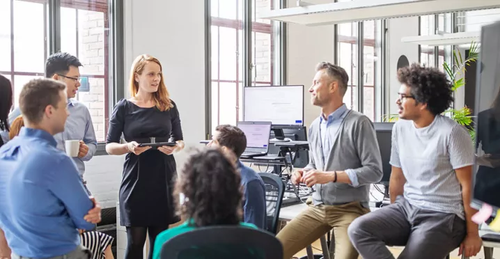 Grupo de trabalho conversa sobre um projeto em uma sala moderna