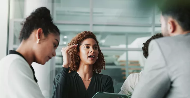 pessoas em uma reunião discutindo sobre uma matriz de competências.