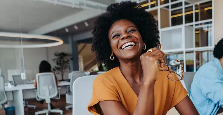 mulher feliz no ambiente de trabalho.