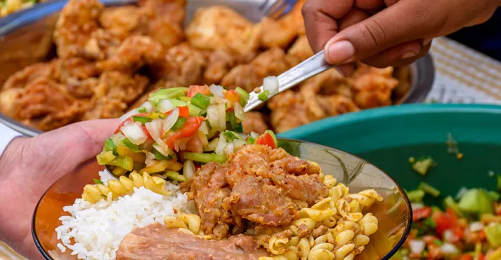 Foto mostra um prato de comida 
