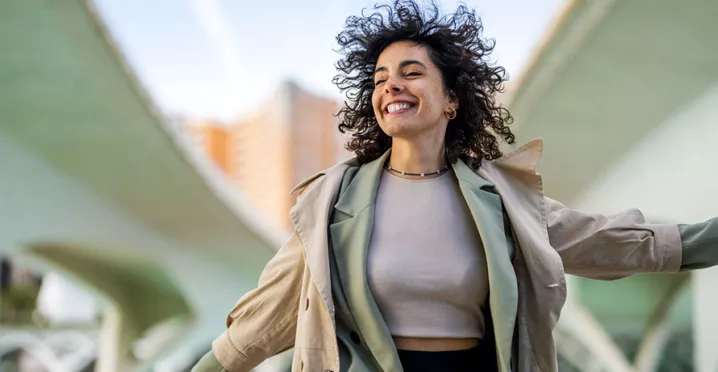 mulher feliz andando na rua.