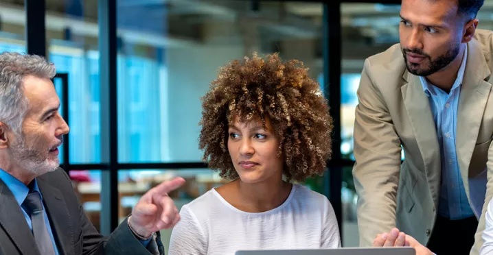 Foto mostra colegas de trabalho conversando