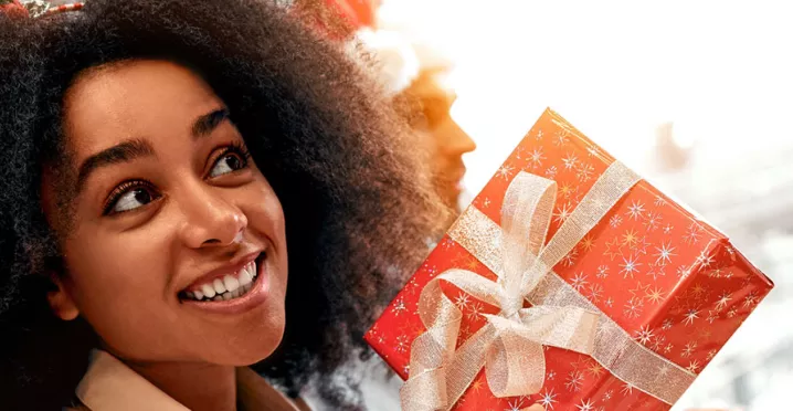 Jovem recebe presente durante festa de amigo secreto no trabalho