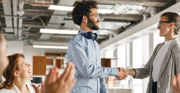 Nova funcionária é recebida pelo seus colegas de trabalho