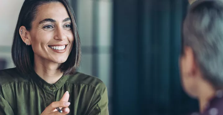 duas mulheres conversando felizes.