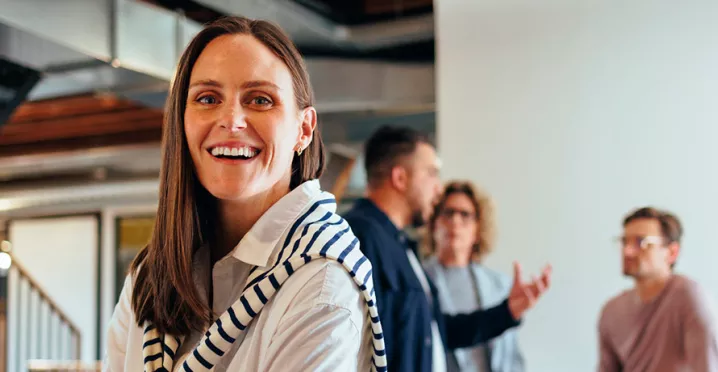 Executiva comemora a melhora da imagem corporativa da empresa em que trabalha